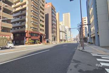 敷地北東側の前面道路（南東側から）