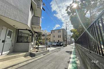 敷地北西側の前面道路（北東側から）