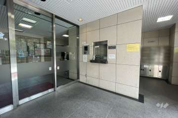 エントランスはオートロック付きです。