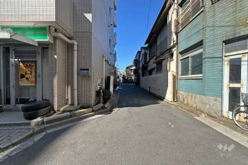 敷地北側の前面道路（東側から）