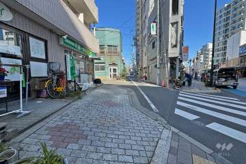 敷地東側の前面道路（南側から）