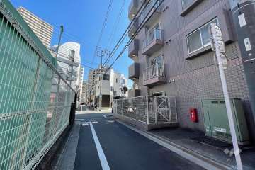 敷地の北側前面道路（西側から）