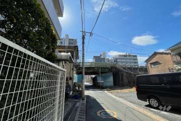 敷地の西側前面道路（北側から）