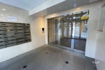 エントランスはオートロック付きです。