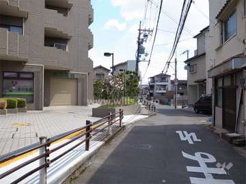 敷地南側の前面道路。