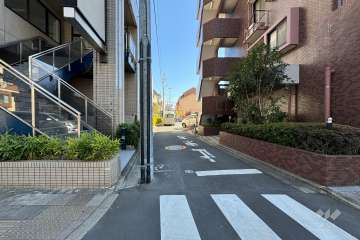 敷地の北側前面道路（西側から）