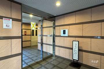 エントランスはオートロック付きです。