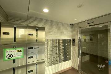 エントランスはオートロックと宅配ボックス付きです。