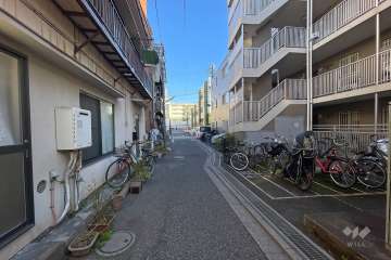 敷地北側の前面道路（西側から）