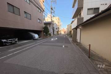 敷地南側の前面道路（西側から）