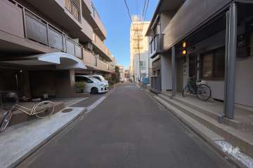 敷地東側の前面道路（南側から）