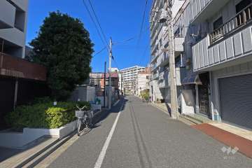 敷地の北側前面道路（東側から）