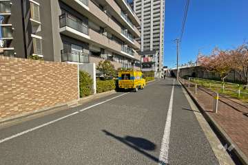 敷地の東側前面道路（南側から）