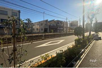 敷地の北東側前面道路（北西側から）