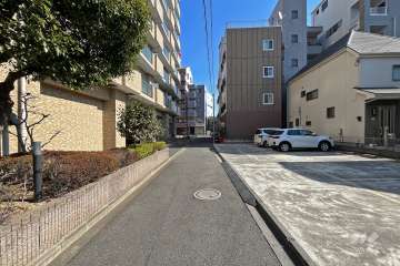 敷地南側の前面道路（西側から）