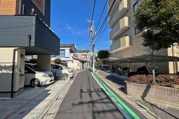 敷地西側の前面道路（南側から）
