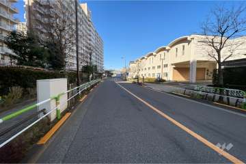 敷地南東側の前面道路（北東側から）