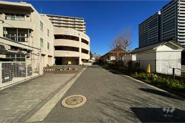 敷地東側の共用通路（南側から）