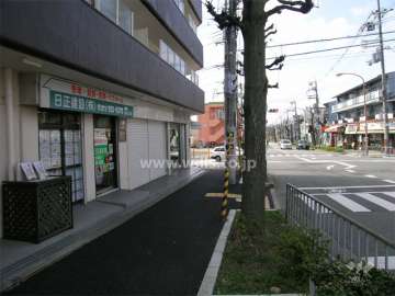 敷地北西側は交差点に面し、1階には店舗が入っています。
