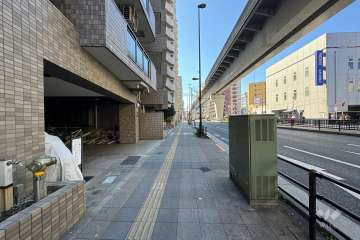 敷地の西側前面道路（北側から）