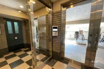 エントランスはオートロック付きです。