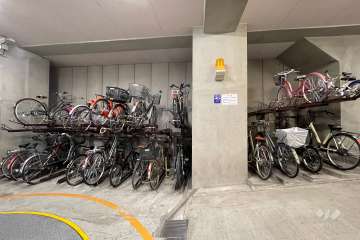 屋内に設けられた駐輪場