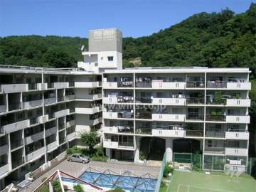 中庭に面した1号館の外観