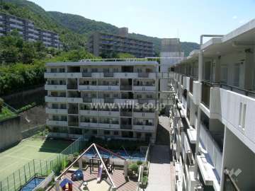 中庭に面した1号館の外観。奥に見えているのは、2号館と3号館です。