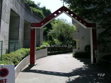 敷地入り口のアーチ