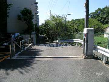 ロボットゲート付きの駐車場入り口