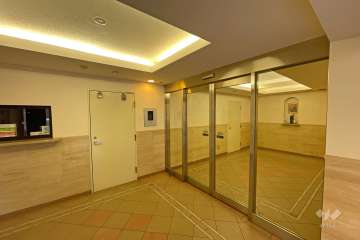 エントランスはオートロック付きです。