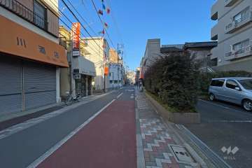 敷地北側の前面道路（西側から）