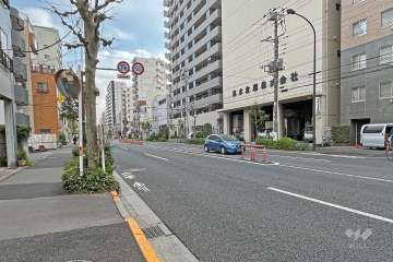 敷地北側は明治通りに面しています。
