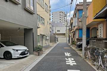 敷地南側の前面道路（西側から）