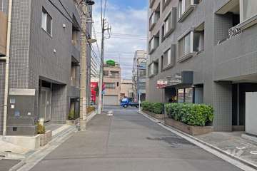 敷地西側の前面道路（南側から）