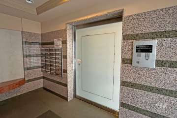 エントランスはオートロック付きです。