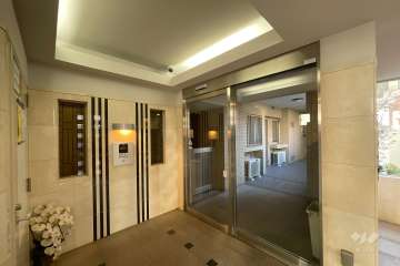 エントランスはオートロック付きです。