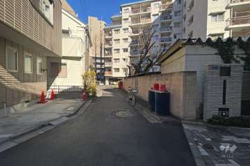 敷地西側の前面道路（南側から）