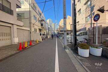 敷地の南側前面道路（東側から）