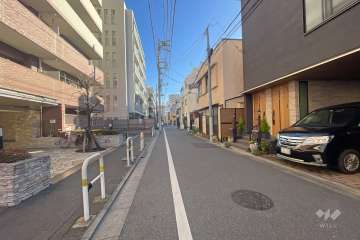 敷地の南側前面道路（西側から）