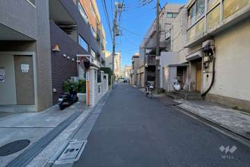 敷地の南側前面道路（西側から）