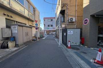 敷地の南側前面道路（東側から）