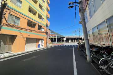 敷地の南東側前面道路（南西側から）