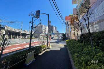 敷地の北東側前面道路（北西側から）
