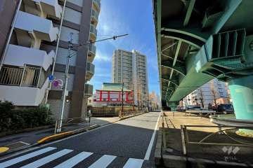 敷地北西側の前面道路（北東側から）