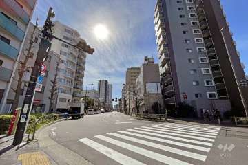 敷地北東側の前面道路（北西側から）