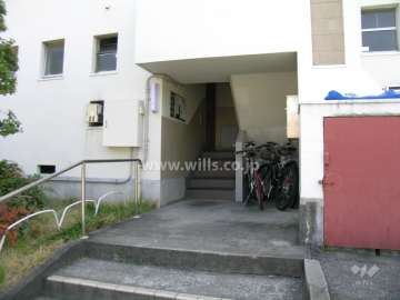 共用ポストのある階段入口