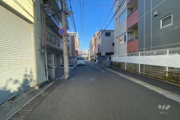 敷地西側の前面道路（南側から）