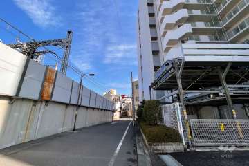 敷地北側の前面道路（西側から）