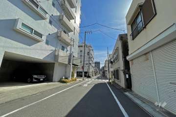 敷地西側の前面道路（北側から）